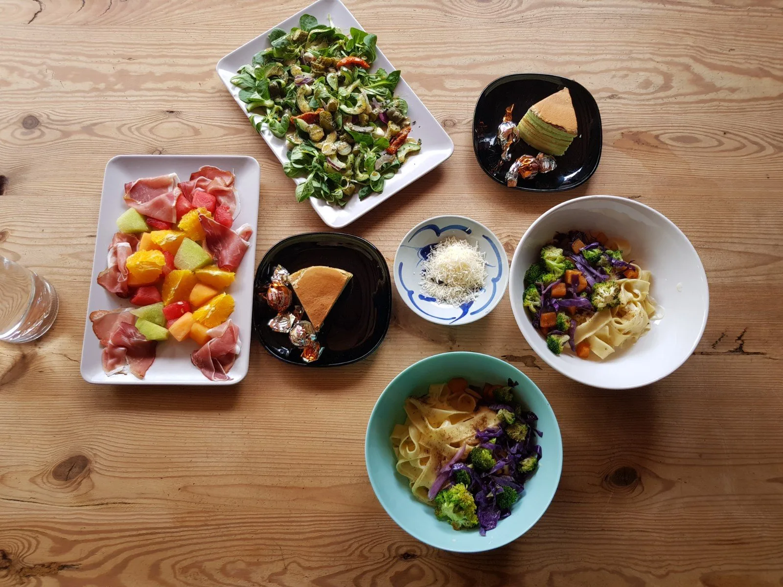 Verschillende verse gerechten uit de keuken van Focarius